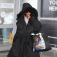 Rihanna arrive à l'aéroport JFK à New York, habillée d'un manteau Vetements (collection automne-hiver 2016), d'un jean et de bottines Timberland. La Bad Gal tient un sac Prada. Le 28 octobre 2016.