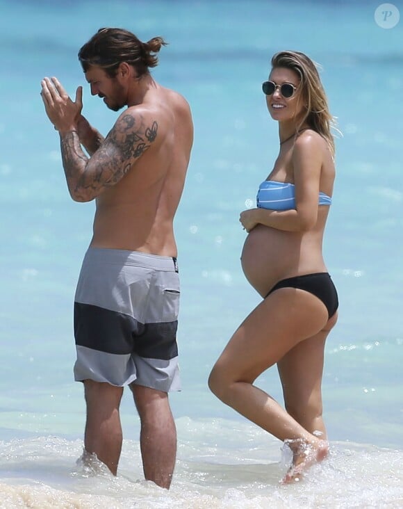 Exclusive - Audrina Patridge (enceinte) avec son compagnon Corey Bohan se relaxent sur une plage de Hawaï le 14 Avril 2016.
