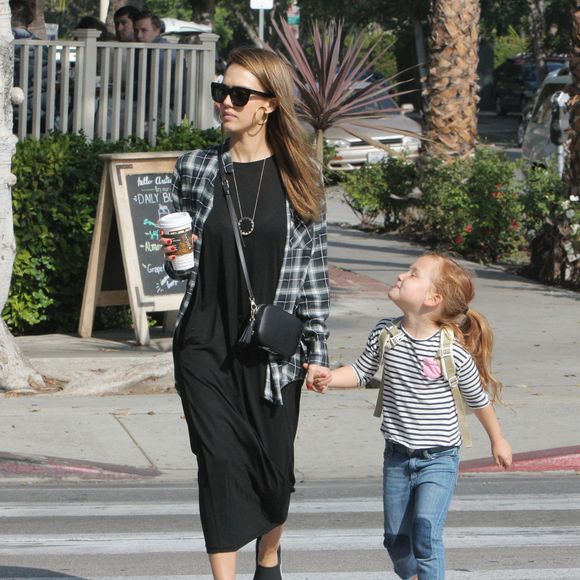 Jessica Alba se promène en famille avec son mari Cash Warren et ses filles Honor et Haven dans les rues de West Hollywood, le 6 novembre 2016