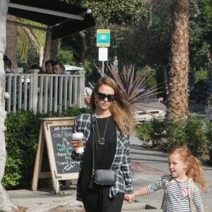 Jessica Alba se promène en famille avec son mari Cash Warren et ses filles Honor et Haven dans les rues de West Hollywood, le 6 novembre 2016