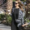 Jessica Alba se promène en famille avec son mari Cash Warren et ses filles Honor et Haven dans les rues de West Hollywood, le 6 novembre 2016