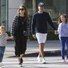 Jessica Alba se promène en famille avec son mari Cash Warren et ses filles Honor et Haven dans les rues de West Hollywood, le 6 novembre 2016