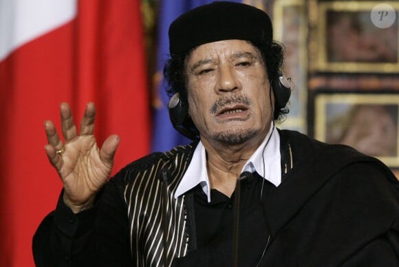Le colonel Kadhafi assiste à une conférence de presse organisée à Rome le 10 juin 2009.