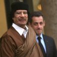 Le colonel Kadhafi quitte le palais de l'Elysée après un rendez-vous avec le President Nicolas Sarkozy le 10 décembre 2007.