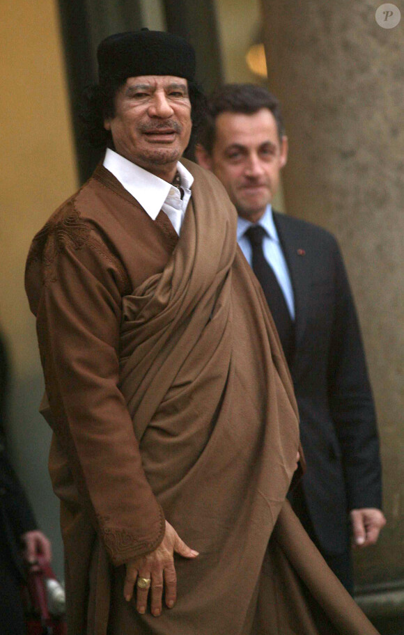 Le colonel Kadhafi quitte le palais de l'Elysée après un rendez-vous avec le President Nicolas Sarkozy le 10 décembre 2007.