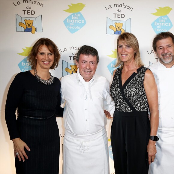 Anne Buisson, Présidente de l'association "Les bancs de l'école", Christian Constant, Nathalie Simon, Jean-Pierre Biffi, Stéphanie Le Quellec - Soirée au profit de l'association "Sur les Bancs de l'Ecole" au Pavillon Gabriel à Paris le 7 novembre 2016. Les chefs et les artistes se mobilisent à la faveur de l'autisme lors de la 6ème édition de l'Autism Charity Gala. © Dominique Jacovides/Bestimage  6th edition of the Autism Charity Gala in Paris November 7, 2016.07/11/2016 - Paris
