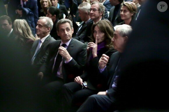 Nicolas Sarkozy, sa femme Carla Bruni-Sarkozy et Patrick Ollier - Nicolas Sarkozy, ancien président de la République, président du parti Les Républicains et candidat à la primaire de la droite (Les Républicains LR) lors d'une réunion lors d'une réunion publique au théâtre de Neuilly-sur-Seine, France, le 7 novembre 2016. © Stéphane Lemouton/Bestimage