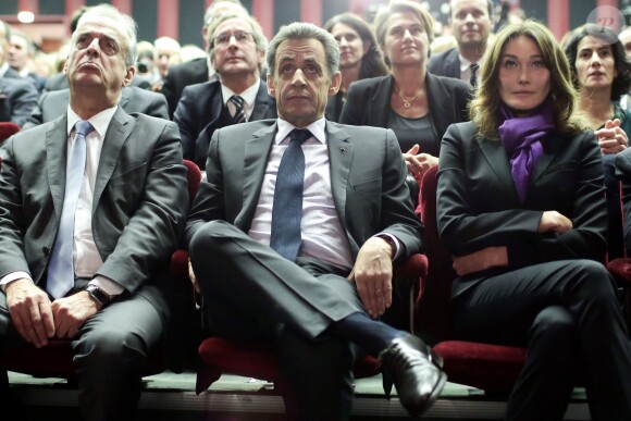 Nicolas Sarkozy, sa femme Carla Bruni-Sarkozy et Patrick Ollier - Nicolas Sarkozy, ancien président de la République, président du parti Les Républicains et candidat à la primaire de la droite (Les Républicains LR) lors d'une réunion lors d'une réunion publique au théâtre de Neuilly-sur-Seine, France, le 7 novembre 2016. © Stéphane Lemouton/Bestimage