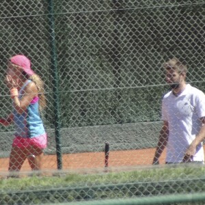 Shakira et son compagnon Gerard Piqué sortent jouer au tennis avec leurs enfants Milan et Sasha à Barcelone le 3 septembre 2016.