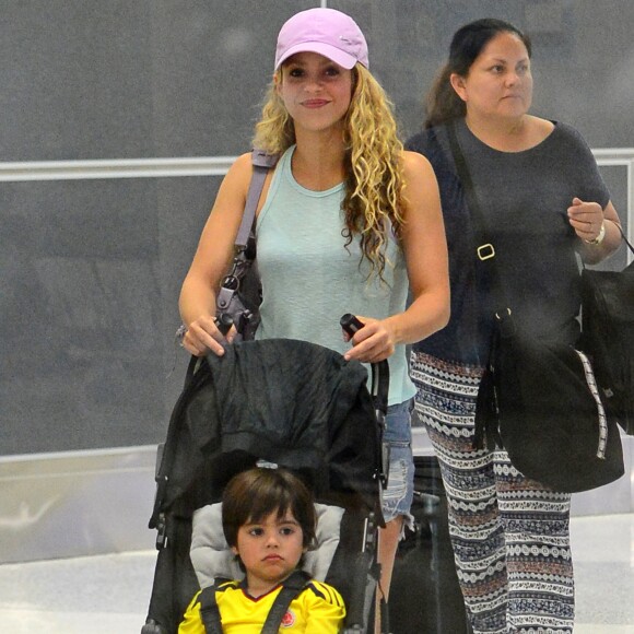 Shakira avec son mari Gerard Piqué et leurs enfants Milan et Sasha, arrivent à l'aéroport de Miami, le 6 juillet 2016.