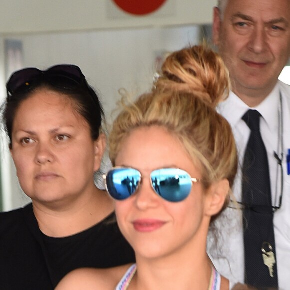 Exclusif - Shakira et son fils Milan arrivent à l'aéroport de Barcelone en provenance de Ibiza le 28 mi 2016.