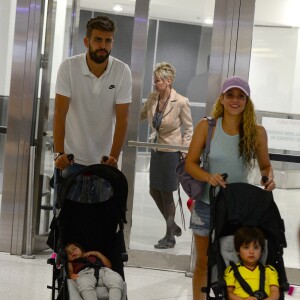 Shakira avec son mari Gerard Piqué et leurs enfants Milan et Sasha, arrivent à l'aéroport de Miami, le 6 juillet 2016.