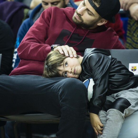 Gerard Piqué et son fils Milan assistent au match de basketball ACB, FC Barcelone contre Real Madrid à la salle multisports Le Palau Blaugrana à Barcelone, Espagne, le 6 novembre 2016.