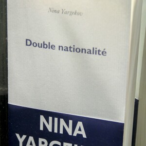 Illustration du livre de la romancière Nina Yargekov "Double nationalité" - Le prix de Flore 2016 pour Nina Yargekov et sa "Double nationalité" au Café de Flore à Paris, France, le 8 novembre 2016.
