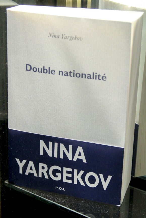 Illustration du livre de la romancière Nina Yargekov "Double nationalité" - Le prix de Flore 2016 pour Nina Yargekov et sa "Double nationalité" au Café de Flore à Paris, France, le 8 novembre 2016.