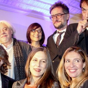 La romancière Nina Yargekov a reçu le prix de Flore pour Double nationalité pose avec le jury du prix de Flore, présidé par Frédéric Beigbeder, est composé de Jacques Braunstein, Manuel Carcassonne, Carole Chrétiennot, Michèle Fitoussi, Jean-René Van Der Plaetsen, François Reynaert, Jean-Pierre Saccani, Bertrand de Saint-Vincent, Christophe Tison, Philippe Vandel, Arnaud Viviant et Frédéric Rouzaud (PDG Champagne Louis Roederer) - Le prix de Flore 2016 pour Nina Yargekov et sa "Double nationalité" au Café de Flore à Paris, France, le 8 novembre 2016.