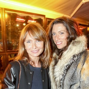 Axelle Laffont et une amie - Le prix de Flore 2016 pour Nina Yargekov et sa "Double nationalité" au Café de Flore à Paris, France, le 8 novembre 2016.
