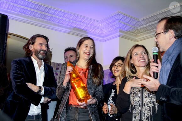 La romancière Nina Yargekov a reçu le prix de Flore pour Double nationalité avec le président du jury Frédéric Beigbeder et Carole Chrétiennot - Le prix de Flore 2016 pour Nina Yargekov et sa "Double nationalité" au Café de Flore à Paris, France, le 8 novembre 2016.