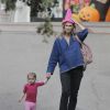 Exclusif - Molly Sims (enceinte) emmène sa fille Scarlett à une fête d'halloween à Pacific Palisades le 27 octobre 2016.