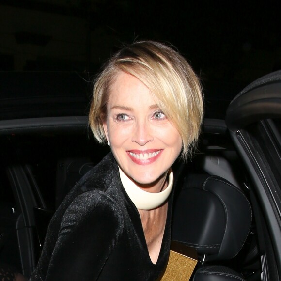 Sharon Stone repart de l'after-party du film Alliés chez Bouchon à Beverly Hills, Los Angeles, le 9 novembre 2016.