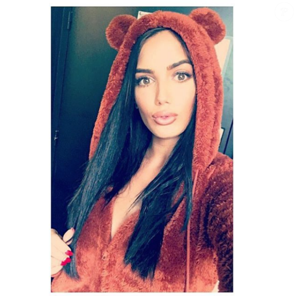 La candidate de télé-réalité Manon Marsault a changé de couleurs de cheveux. Elle n'est plus brune ! Le 9 novembre 2016.