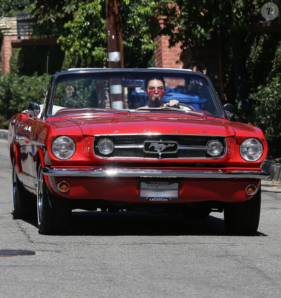 Kendall Jenner se promène à Los Angeles au volant d'une magnifique Ford Mustang rouge le 10 novembre.
