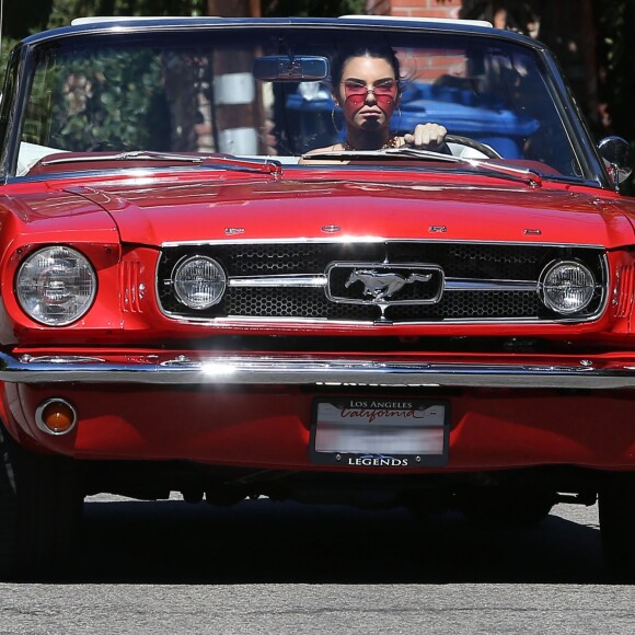 Kendall Jenner se promène à Los Angeles au volant d'une magnifique Ford Mustang rouge le 10 novembre.