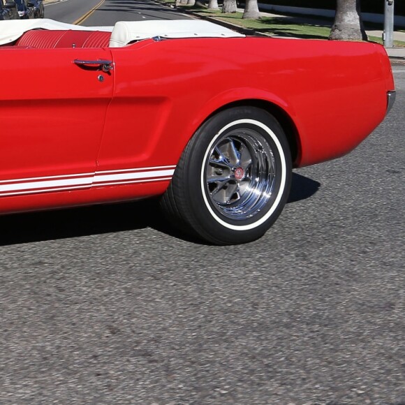 Kendall Jenner se promène à Los Angeles au volant d'une magnifique Ford Mustang rouge le 10 novembre.