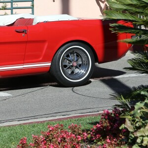 Kendall Jenner tourne une émission à bord d'une Ford Mustang Rouge à Los Angeles le 10 novembre 2016.