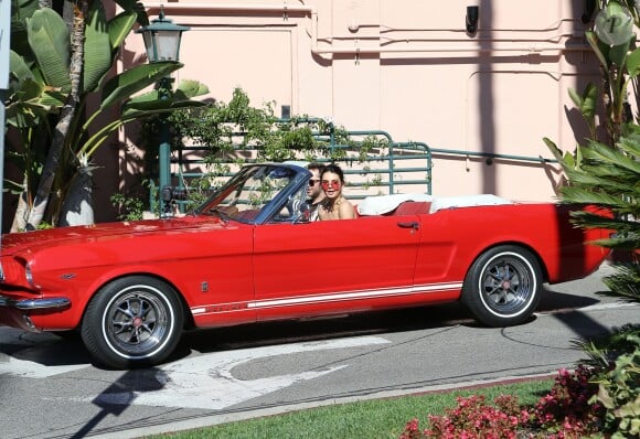 Kendall Jenner tourne une émission à bord d'une Ford Mustang Rouge à Los Angeles le 10 novembre 2016.