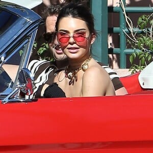 Kendall Jenner tourne une émission à bord d'une Ford Mustang Rouge à Los Angeles le 10 novembre 2016.