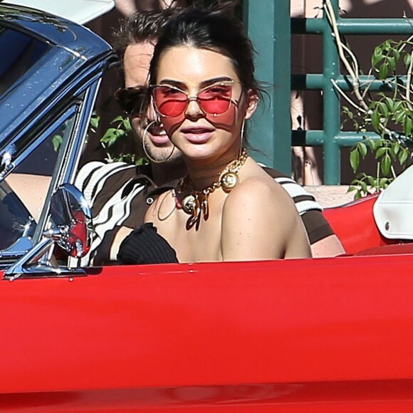 Kendall Jenner tourne une émission à bord d'une Ford Mustang Rouge à Los Angeles le 10 novembre 2016.