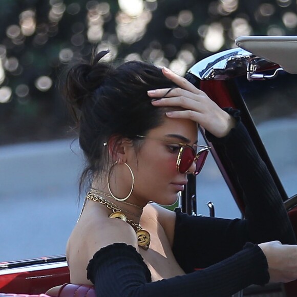 Kendall Jenner tourne une émission à bord d'une Ford Mustang Rouge à Los Angeles le 10 novembre 2016.