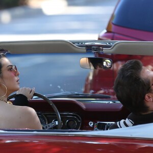 Kendall Jenner tourne une émission à bord d'une Ford Mustang Rouge à Los Angeles le 10 novembre 2016.