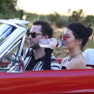 Kendall Jenner tourne une émission à bord d'une Ford Mustang Rouge à Los Angeles le 10 novembre 2016.