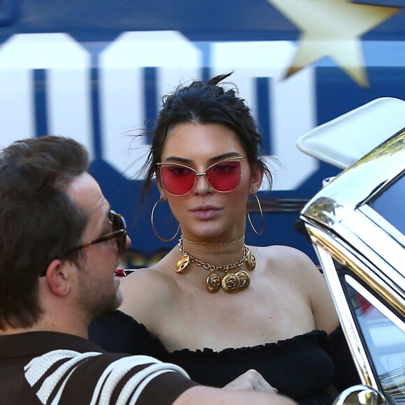 Kendall Jenner tourne une émission à bord d'une Ford Mustang Rouge à Los Angeles le 10 novembre 2016.