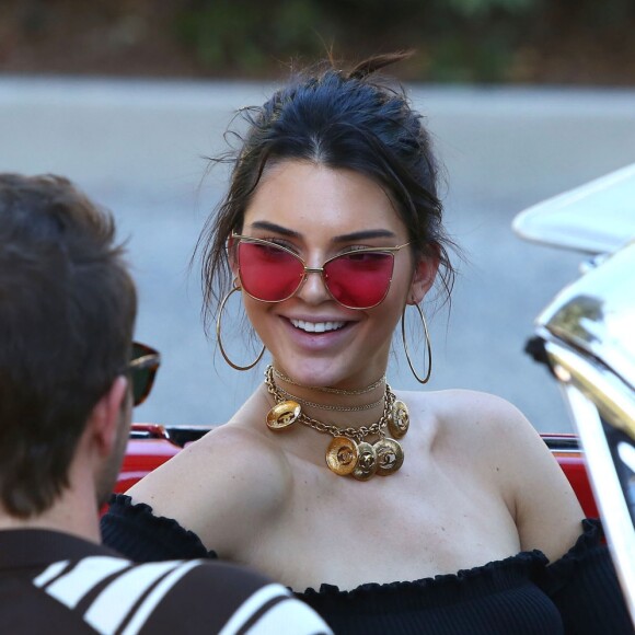 Kendall Jenner tourne une émission à bord d'une Ford Mustang Rouge à Los Angeles le 10 novembre 2016.