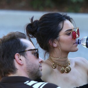 Kendall Jenner tourne une émission à bord d'une Ford Mustang Rouge à Los Angeles le 10 novembre 2016.