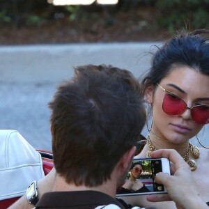 Kendall Jenner tourne une émission à bord d'une Ford Mustang Rouge à Los Angeles le 10 novembre 2016.