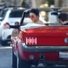 Kendall Jenner tourne une émission à bord d'une Ford Mustang Rouge à Los Angeles le 10 novembre 2016.