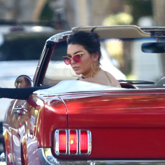 Kendall Jenner tourne une émission à bord d'une Ford Mustang Rouge à Los Angeles le 10 novembre 2016.