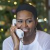 Michelle Obama participe au Norad Tracks Santa Program, via le téléphone depuis Kailua à Hawaii, le soir du réveillon de Noël. Le 24 décembre 2014