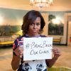 Michelle Obama a posé avec un air grave montrant un message en faveur de la libération des adolescentes retenues en otage au Nigéria. Les 200 lycéennes seraient détenues depuis 3 semaines après l'organisation terroriste Boko Haram. La photo a été postée sur twitter. 07/05/2014 - Washington