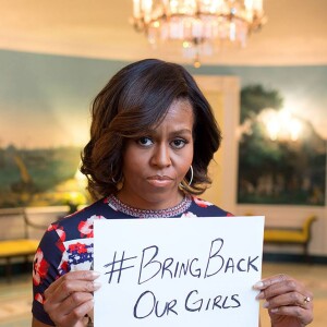 Michelle Obama a posé avec un air grave montrant un message en faveur de la libération des adolescentes retenues en otage au Nigéria. Les 200 lycéennes seraient détenues depuis 3 semaines après l'organisation terroriste Boko Haram. La photo a été postée sur twitter. 07/05/2014 - Washington