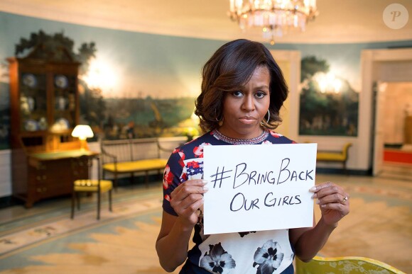 Michelle Obama a posé avec un air grave montrant un message en faveur de la libération des adolescentes retenues en otage au Nigéria. Les 200 lycéennes seraient détenues depuis 3 semaines après l'organisation terroriste Boko Haram. La photo a été postée sur twitter. 07/05/2014 - Washington