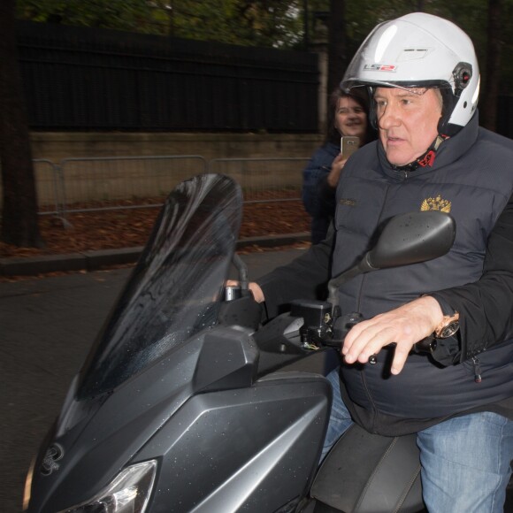 Semi-exclusif - Gérard Depardieu en scooter à la sortie de l'enregistrement de l'émission "Vivement Dimanche" à Paris, France, le 9 novembre 2016.
