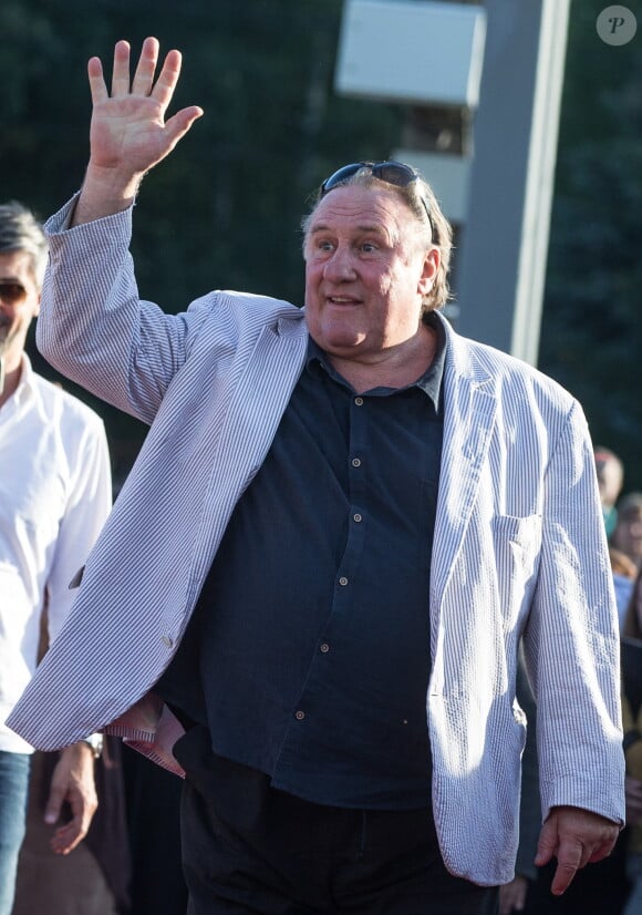 Gérard Depardieu inaugure un centre cinématographique à son nom en Russie. Un centre culturel dans la ville russe de Saransk où l'acteur français est enregistré en tant que résident porte désormais son nom. La star du cinéma français l'a inauguré personnellement. L'acteur français qui est citoyen russe depuis plus de trois ans a salué des habitants de Saransk qui sont venus à la cérémonie d'inauguration en russe. Il a aussi promis de voter aux élections législatives qui se tiendront le 18 septembre. Le 28 août 2016
