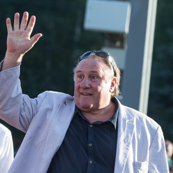 Gérard Depardieu inaugure un centre cinématographique à son nom en Russie. Un centre culturel dans la ville russe de Saransk où l'acteur français est enregistré en tant que résident porte désormais son nom. La star du cinéma français l'a inauguré personnellement. L'acteur français qui est citoyen russe depuis plus de trois ans a salué des habitants de Saransk qui sont venus à la cérémonie d'inauguration en russe. Il a aussi promis de voter aux élections législatives qui se tiendront le 18 septembre. Le 28 août 2016