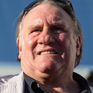 Gérard Depardieu inaugure un centre cinématographique à son nom en Russie. Un centre culturel dans la ville russe de Saransk où l'acteur français est enregistré en tant que résident porte désormais son nom. La star du cinéma français l'a inauguré personnellement. L'acteur français qui est citoyen russe depuis plus de trois ans a salué des habitants de Saransk qui sont venus à la cérémonie d'inauguration en russe. Il a aussi promis de voter aux élections législatives qui se tiendront le 18 septembre. Le 28 août 2016