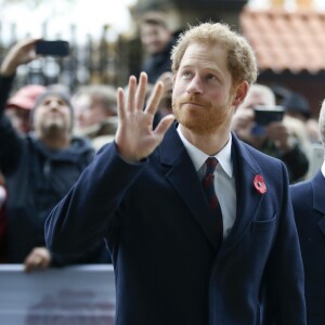 Le prince Harry dépose une gerbe commémorative avant d'assister au match de rugby d'automne entre l'Angleterre et l'Afrique du Sud au stade Twickenham à Londres, le 12 novembre 2016.